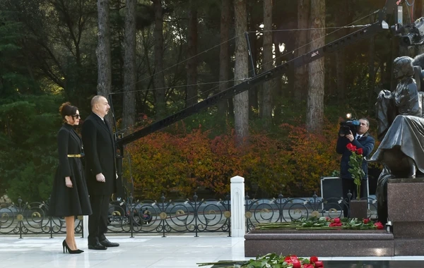 Ильхам Алиев и Мехрибан Алиева посетили могилу Гейдара Алиева - ФОТО
