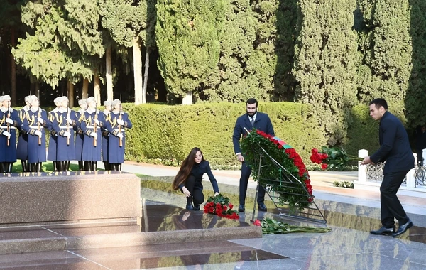 Ильхам Алиев и Мехрибан Алиева посетили могилу Гейдара Алиева - ФОТО