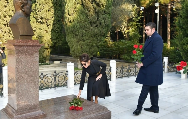 Ильхам Алиев и Мехрибан Алиева посетили могилу Гейдара Алиева - ФОТО
