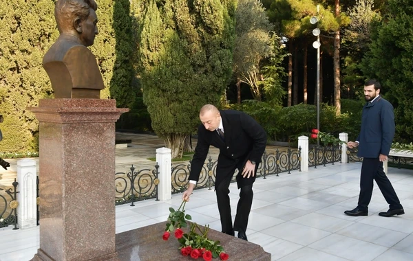 Ильхам Алиев и Мехрибан Алиева посетили могилу Гейдара Алиева - ФОТО