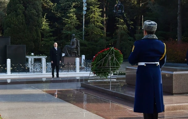 Ильхам Алиев и Мехрибан Алиева посетили могилу Гейдара Алиева - ФОТО