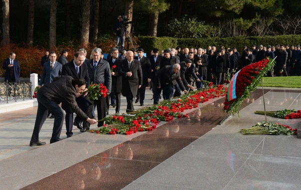 SOCAR rəhbərliyi ulu öndər Heydər Əliyevin məzarını ziyarət edib - FOTO