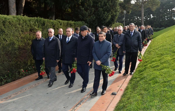 SOCAR rəhbərliyi ulu öndər Heydər Əliyevin məzarını ziyarət edib - FOTO