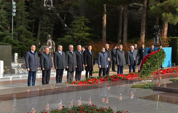 Руководство SOCAR посетило могилу общенационального лидера Гейдара Алиева - ФОТО