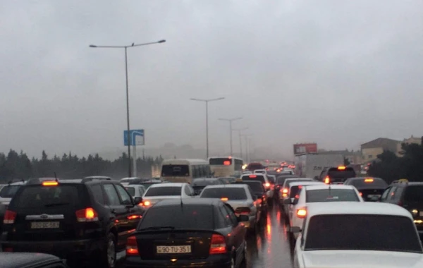 Bakı-Sumqayıt yolunda uzun tıxac yaranıb - FOTO