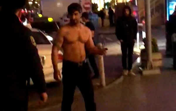 “Torqovı”da soyunub insanlara bıçaqla hücum çəkən şəxslərin kimliyi bilindi - VİDEO