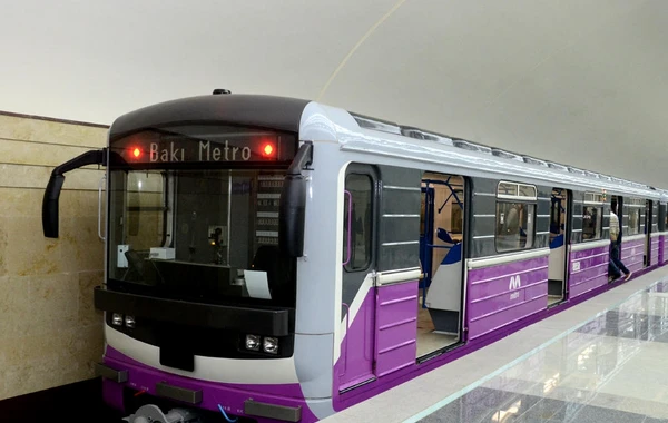Bakı metrosunda gənc oğlan relslərin üzərinə yıxılıb