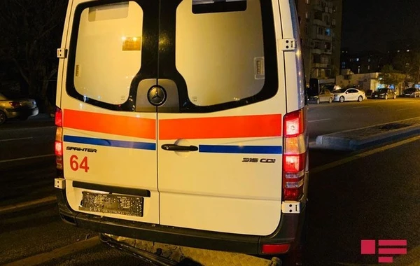 В Баку Mercedes врезался в карету скорой помощи - ФОТО