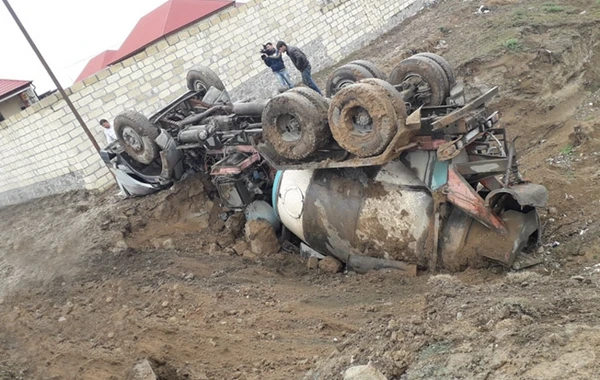 Betonqarışdıran yük maşınının sürücüsü idarəetməni itirdi, dəhşət yaşandı