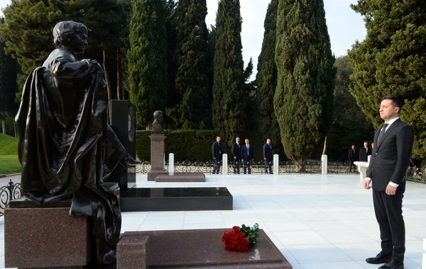 Zelenski Heydər Əliyevin məzarını ziyarət edib