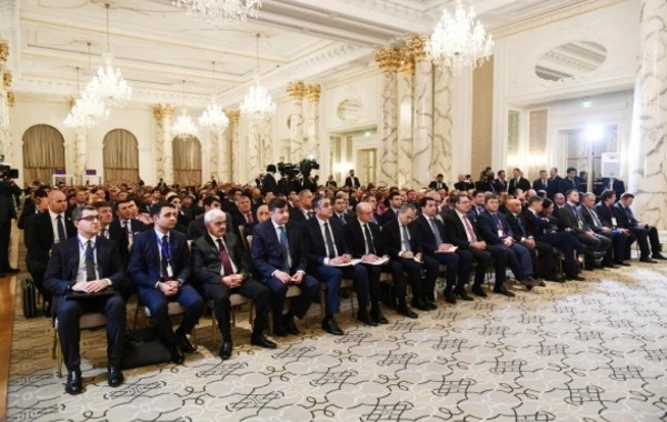 Ильхам Алиев и Владимир Зеленский на бизнес-форуме в Баку - ФОТО