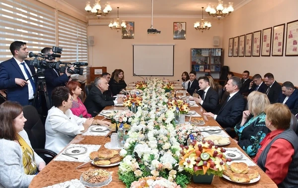 Ukrayna Prezidenti Bakıda universitetə getdi - FOTO