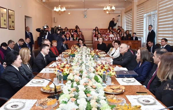 Ukrayna Prezidenti Bakıda universitetə getdi - FOTO