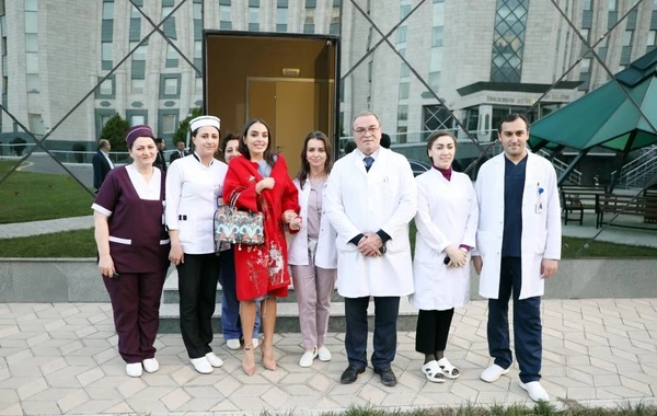 Лейла Алиева  в детской клинике Национального центра онкологии - ФОТО