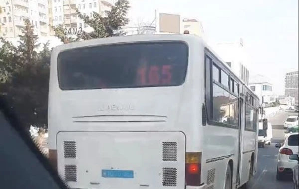 Bakıda əks yola çıxan avtobus qəzadan son anda qurtuldu - VİDEO