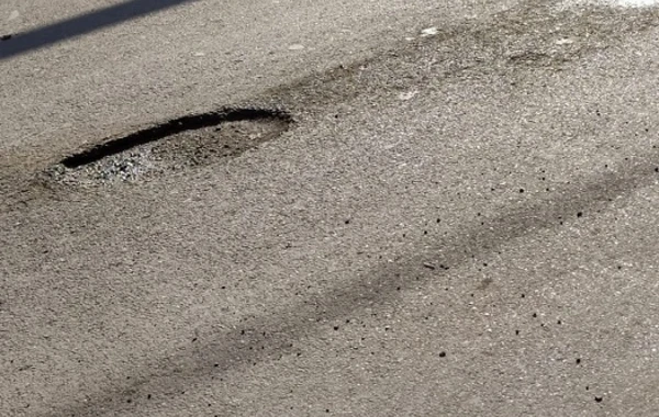 Xırdalanda yeni asfaltlanmış yol çökür - FOTO