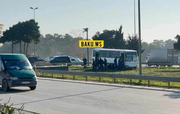 SON DƏQİQƏ - Sərnişin avtobusu qəzaya uğradı - Xəsarət alanlar var - FOTO