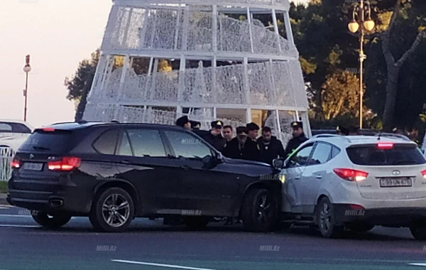 Bakının mərkəzində zəncirvari qəza - Polislər görün nə etdi - FOTO