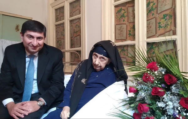İcra başçısı 100 yaşlı sakinin ad gününə getdi - FOTO