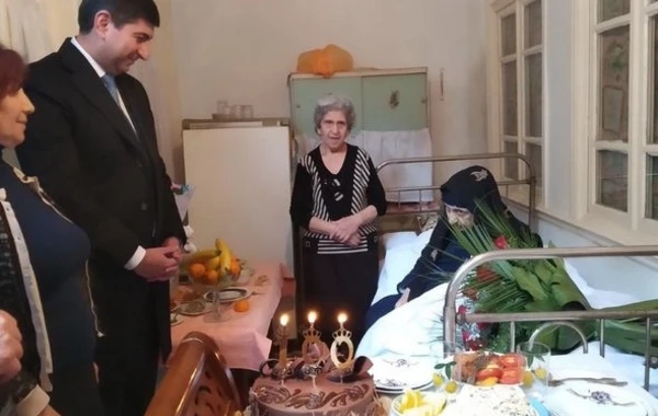 Глава ИВ пришел на день рождения 100-летней жительницы - ФОТО