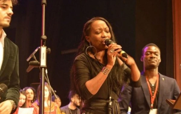 ABŞ-da kuryerlik edən Fərid Məmmədov amerikalı müğənni ilə konsert verdi - FOTO
