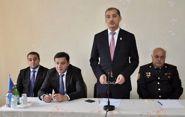 Kirayədə yaşadığını deyən icra başçısı 4 minlik kəmər taxır - FOTOFAKT