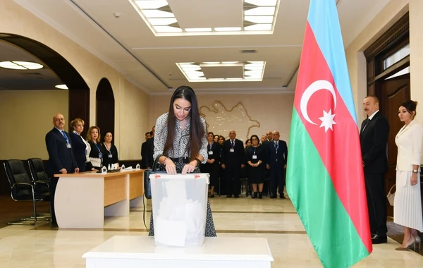 Ильхам Алиев и Мехрибан Алиева проголосовали на муниципальных выборах - ФОТО
