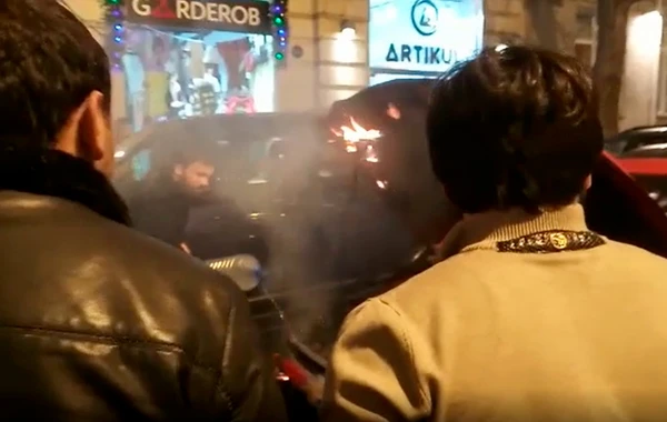 Bakının mərkəzində maşın yandı - VİDEO