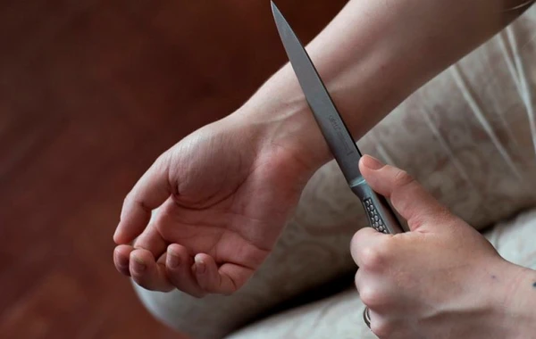 Azərbaycanda vəzifəli şəxs damarlarını doğradı