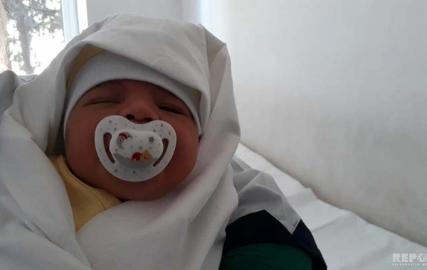 Səhiyyə Nazirliyi zibillikdən tapılan körpə ilə bağlı məlumat yaydı - FOTO - YENİLƏNİB