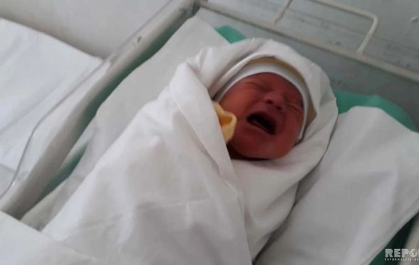 Səhiyyə Nazirliyi zibillikdən tapılan körpə ilə bağlı məlumat yaydı - FOTO - YENİLƏNİB