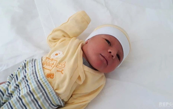 Səhiyyə Nazirliyi zibillikdən tapılan körpə ilə bağlı məlumat yaydı - FOTO - YENİLƏNİB