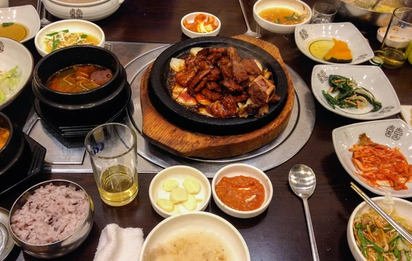 Bakıda restoranlarda yeyib-içən qohumlar zəhərləndi - Biri ölüb, digərinin halı pisdir