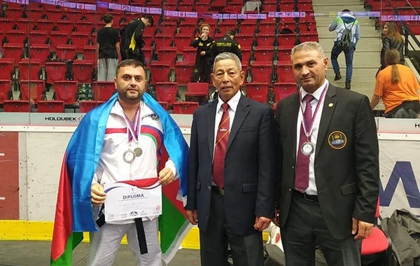 Dünya çempionu iki uşağı ilə birlikdə küçədə qala bilər