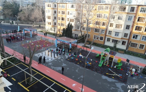 Лейла Алиева на открытии очередного благоустроенного двора в Баку - ФОТО