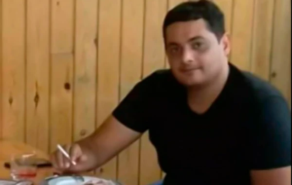 Bakıda içkidən zəhərlənib ölən polis zabitinin görüntüsü yayıldı - VİDEO