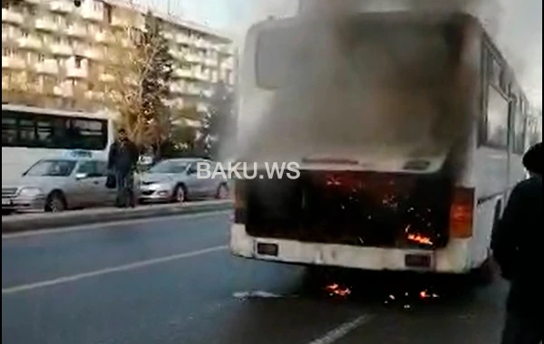SON DƏQİQƏ - Bakıda sərnişin avtobusu yandı - VİDEO