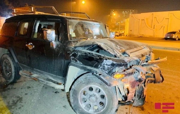 Bakıda “Toyoto” qəza törədərək istinad divarına çırpılıb - VİDEO