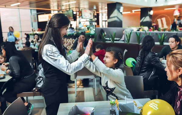 McDonald’s Азербайджан провел благотворительную акцию "Счастливые моменты вместе"