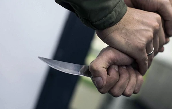 2 qardaşın davasına gedən polis mayoruna 5 bıçaq zərbəsi vurdular