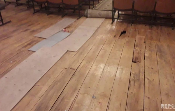 Azyaşlıların Yeni il şənliyi zamanı zalın döşəməsi çökdü - FOTO