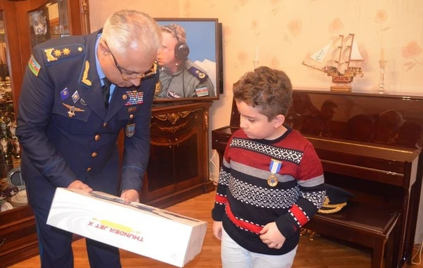Şəhid pilotun medalı ailəsinə təqdim olunub - FOTO