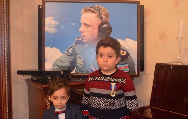 Şəhid pilotun medalı ailəsinə təqdim olunub - FOTO