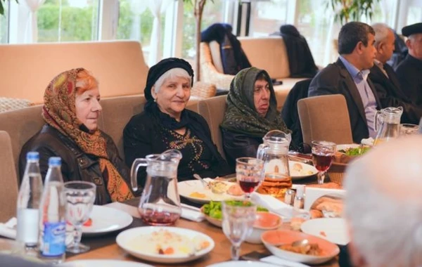 Bakıda qocalar evinin sakinləri üçün Yeni il süfrəsi açıldı - FOTO