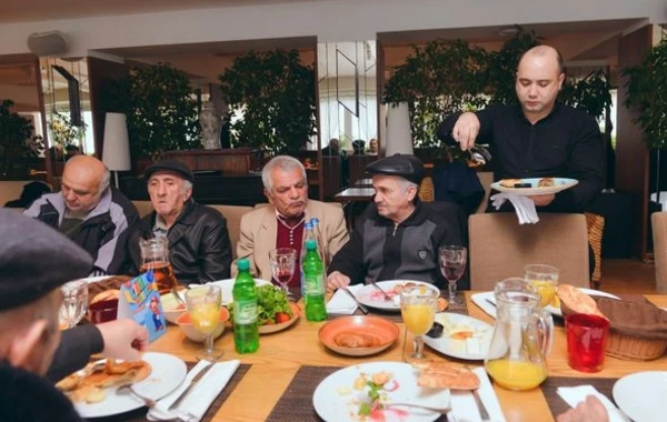 Bakıda qocalar evinin sakinləri üçün Yeni il süfrəsi açıldı - FOTO
