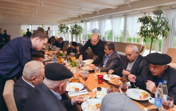 Bakıda qocalar evinin sakinləri üçün Yeni il süfrəsi açıldı - FOTO