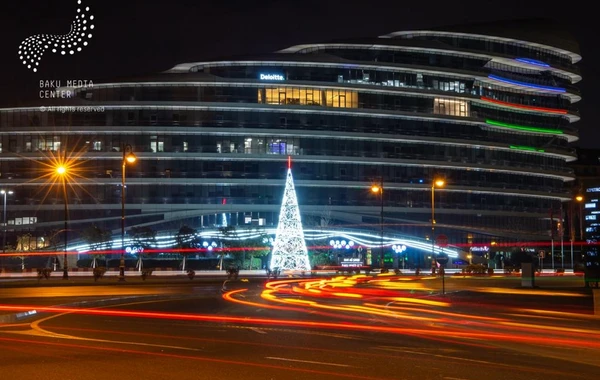 Baku Media Center подготовил специальный видеоролик о готовящемся к Новому году Баку