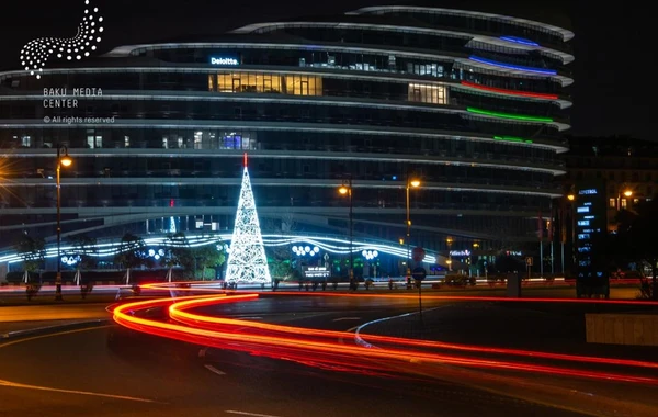 Baku Media Center подготовил специальный видеоролик о готовящемся к Новому году Баку
