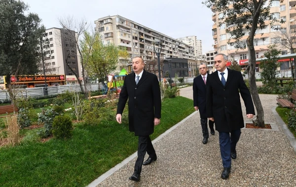 Президент ознакомился с работами по реконструкции, проведенными в еще одном парке Баку - ФОТО