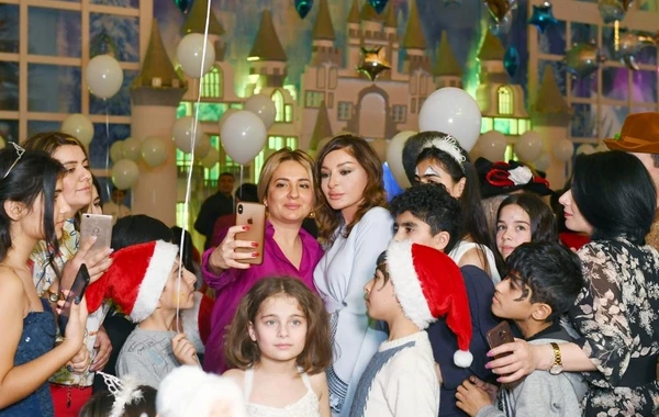 Mehriban Əliyeva Heydər Əliyev Fondunun uşaqlar üçün təşkil etdiyi bayram şənliyində - FOTO